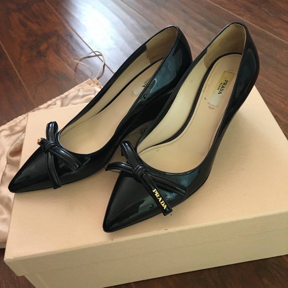 Prada classy logo pointed toe pump
